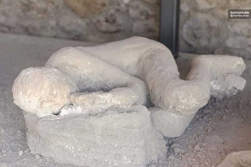 Pompeii Ruins 2-Hours Guided Tour and priority entry ticket - Bakeries, cooking tools, and thermopolia