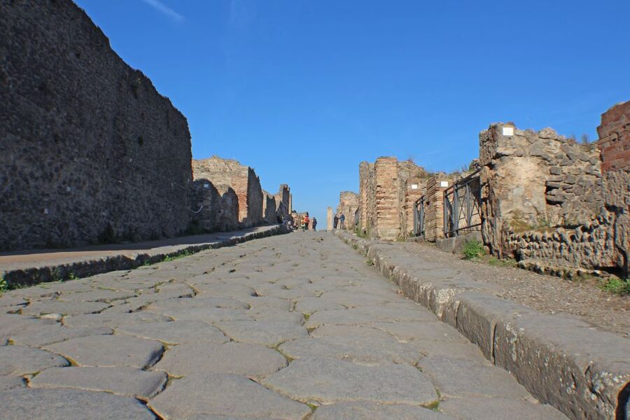 Pompeii: Skip-the-Line Tickets and Tour with Archaeologist - Bakeries, Shops, and the Working City