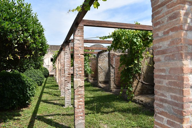 Pompeii Skip-the-line Tour with Archaeologist Guide - Shops, food counters, and the signs of ordinary life
