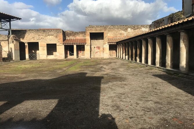 Pompeii Small Group Guided Tour with Skip-the-line Admission - How the guide shapes the experience