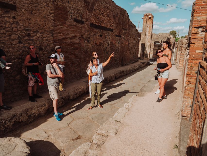 Pompeii: Small-Group Tour of Pompeii and Herculaneum - Is an archaeologist guide worth paying for?