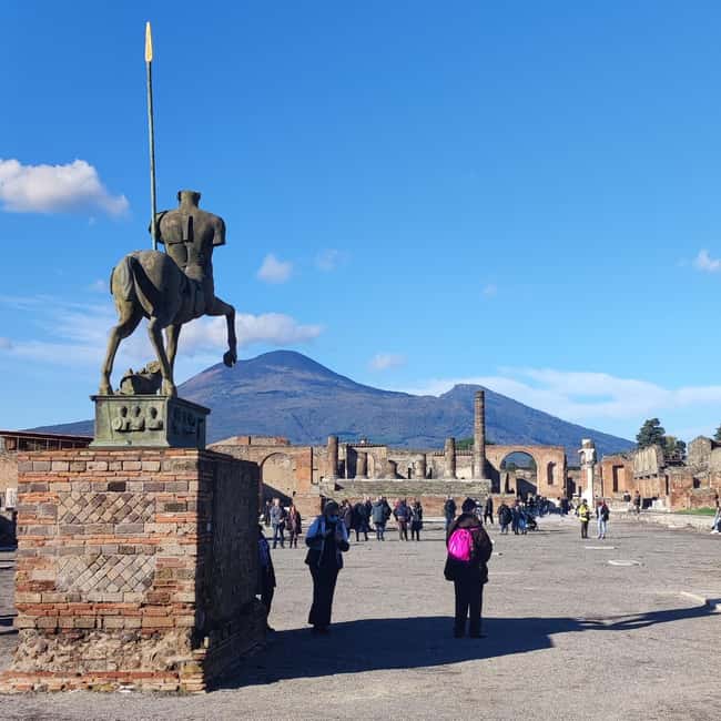 Pompeii Tour with Archaeological Expert and Lunch - Walking Pompeii’s streets and private homes