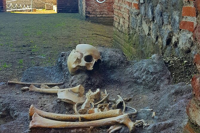 Pompeii: Tour with Archaeologist Guide & Skip-the-Line Entry - Walking into Pompeii through Piazza Esedra