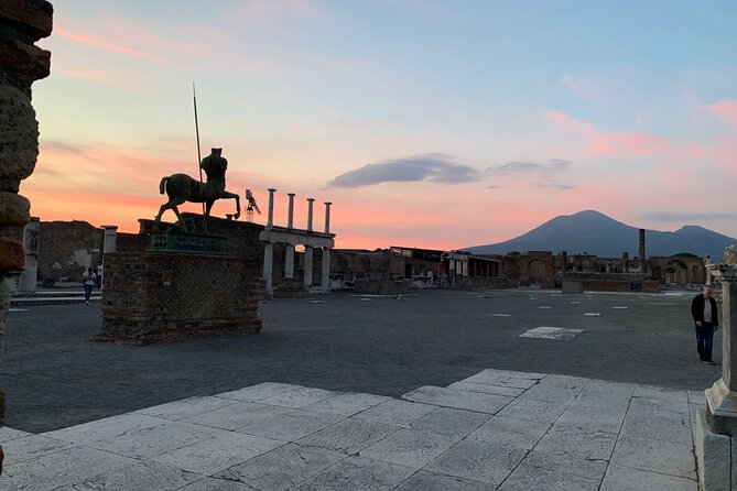 Pompeii tour with LOCAL GUIDE and SKIP THE LINE entrance - Casa del Menandro and Roman private life