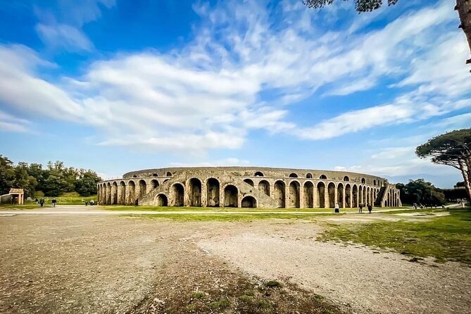 Pompeii tour with LOCAL GUIDE and SKIP THE LINE entrance - The archaeological park and the first view of Pompeii