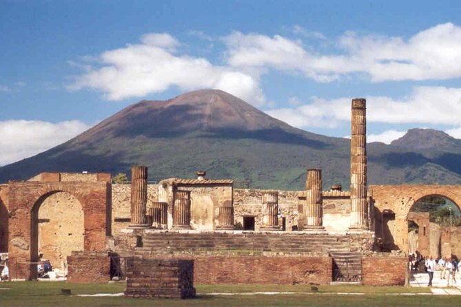 Pompeii Visit at its Most Peaceful Moment - Meeting at Hotel Vittoria and the Pompeii Entrance
