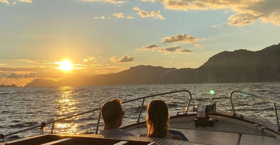 Positano: Amalfi Coast Sunset Group Boat Tour with Prosecco - Leaving Positano as the light changes