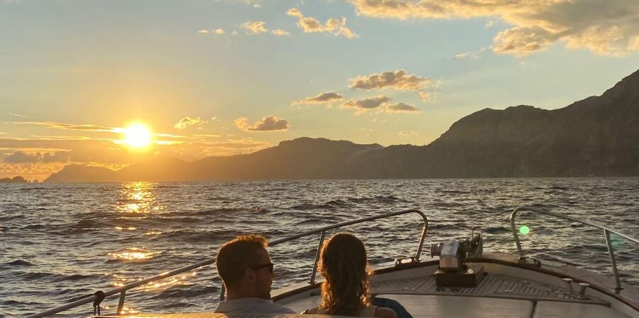 Positano: Amalfi Coast Sunset Group Boat Tour with Prosecco - Watching the coast turn gold