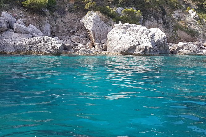 Private boat tour of the island of Capri - Passing beneath the Faraglioni rocks