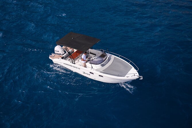 Private Boat Tour with Saver 7.50 WA - Passing beneath the Faraglioni arch