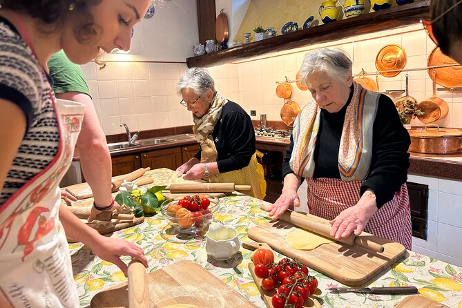 Private cooking class with a view of Sorrento - Cooking above Sorrento instead of in a classroom