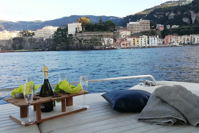 Private Cruise around Capri - yacht 50' - Key points at a glance