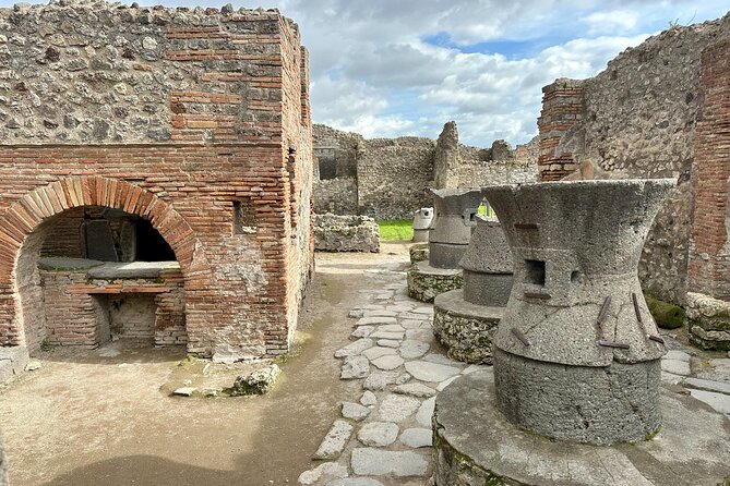 Private Guided Tour of Pompeii Excavations - Guides who adjust to the group