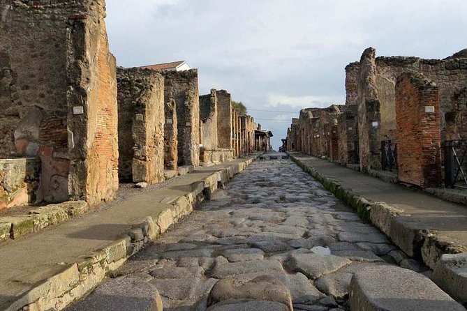 Private Guided Tour of Pompeii. Sunset Tour - Casa del Poeta Tragico and Casa del Cinghiale