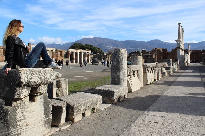 Private half-day tour with expert guide in the archaeological site of Pompeii - Teatro Grande and ancient entertainment