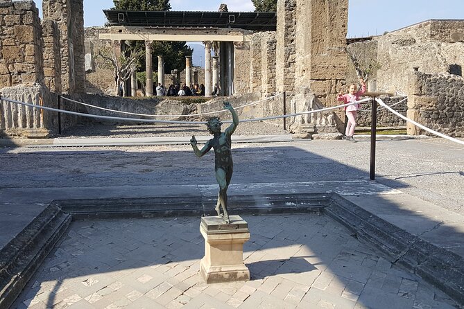 Private half-day tour with expert guide in the archaeological site of Pompeii - Pompeii Archaeological Park in one focused hour