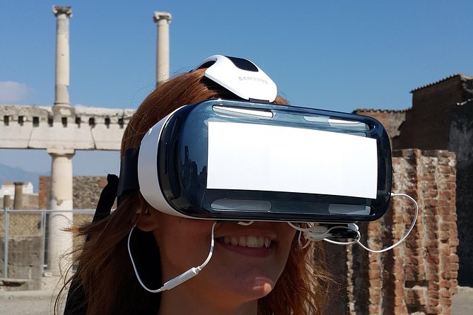 Private Pompeii Tour with 3D Virtual Reality Headset - Walking the archaeological park with a local guide