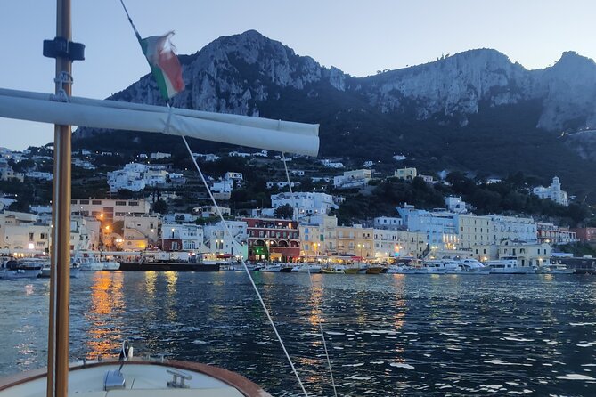 Private tour in a typical Capri boat - The Faraglioni and the Arch of Love