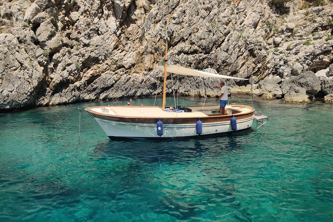 Private tour in a typical Capri boat - Marina Piccola and time for swimming