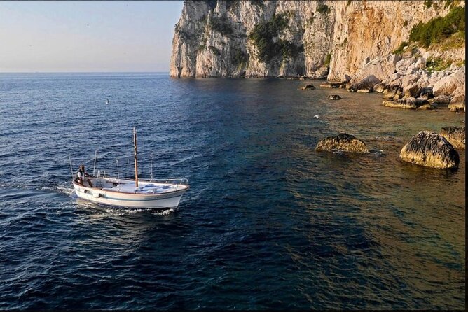 Private tour in a typical Capri boat - Fortini Coastal Walk and the western coast