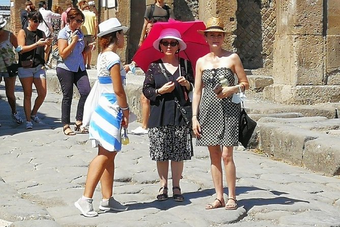 Private tour of the Pompeii excavations - Meeting Gabriella at Piazza Esedra