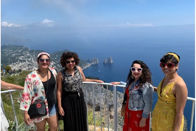 Shared CAPRI Tour - 360° experience by Bus, Boat & Guide - One hour by boat around the island