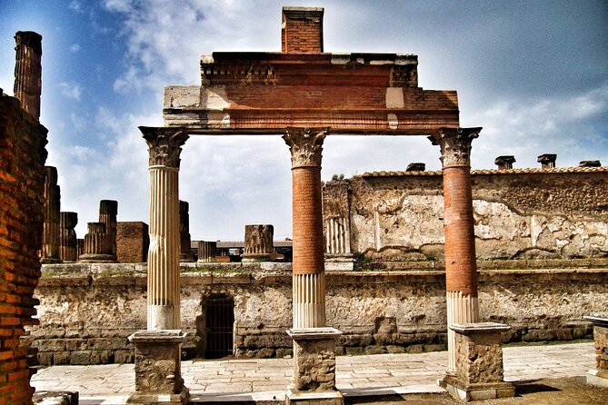 Skip the line Pompeii Guided Tour - From Sorrento or Naples to the archaeological park