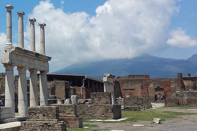 Skip the line Private tour of Pompeii from Sorrento - Walking Via dell’Abbondanza