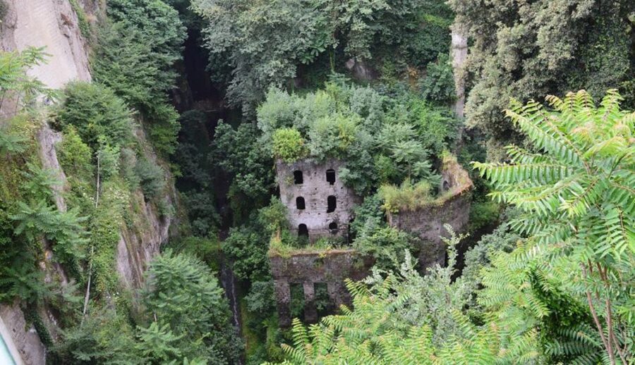Sorrento: Guided Walking Tour & Limoncello Tasting - Via San Cesareo and Sorrento’s old-town rhythm