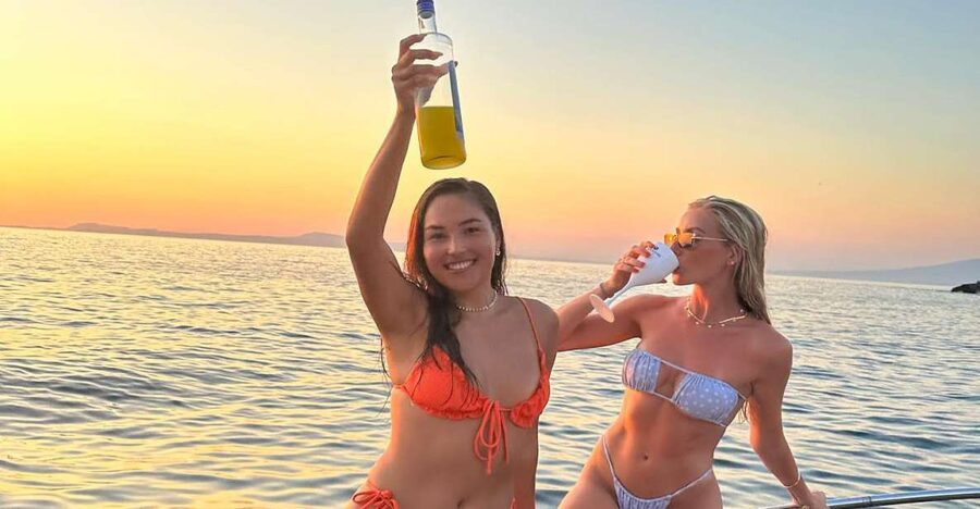 Sorrento: Luxury Private boat drinking & watching the sunset - Regina Giovanna, the swimming stop
