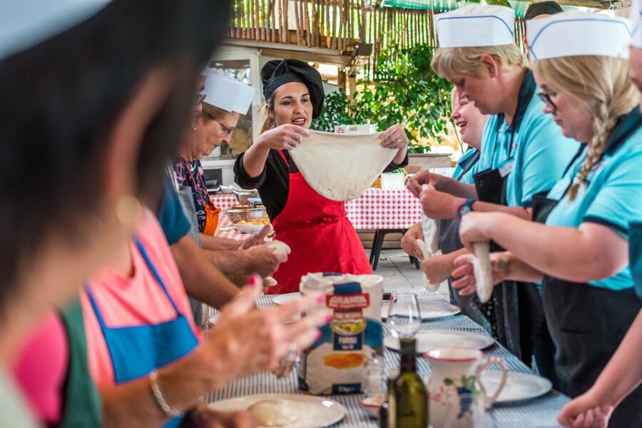 Sorrento: Pizza Making Class - A hillside cooking class outside central Sorrento