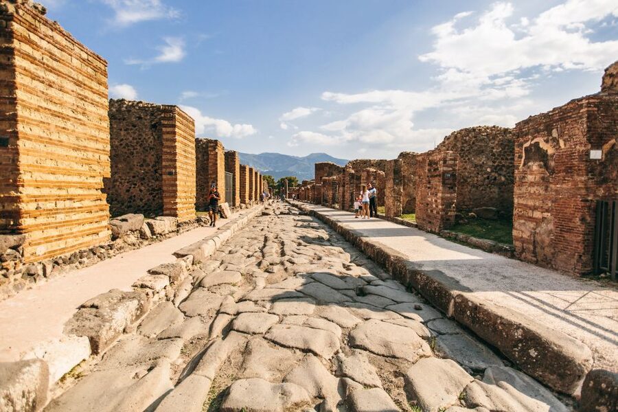 Sorrento: Pompeii Tour with guide, ticket & lunch included - Why Pompeii works best with a guide