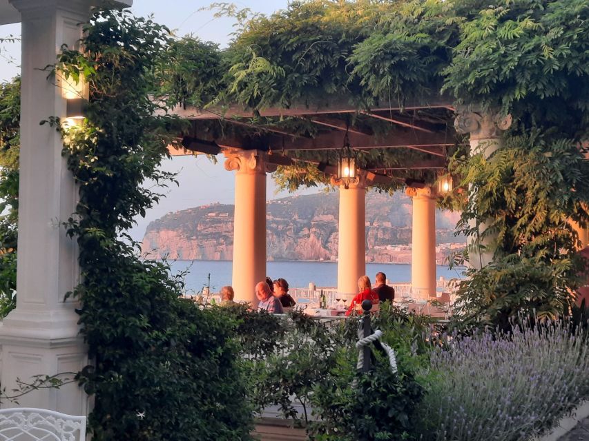 Sorrento: walking in the Grand Tour with stunning landscapes - Public gardens and the Gulf of Naples