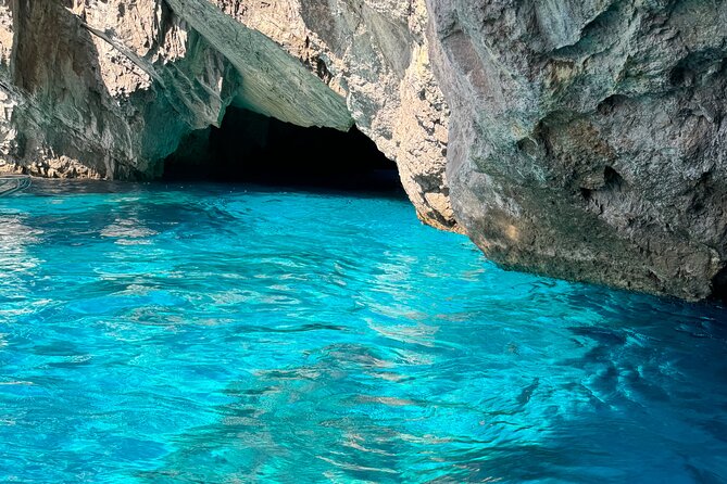 Sorrentomaxiboat tours to Capri - Cruising around Capri’s caves and coast
