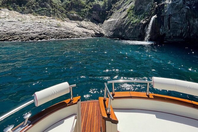 Sunset boat experience in Sorrento coast - Who will get the most from this outing