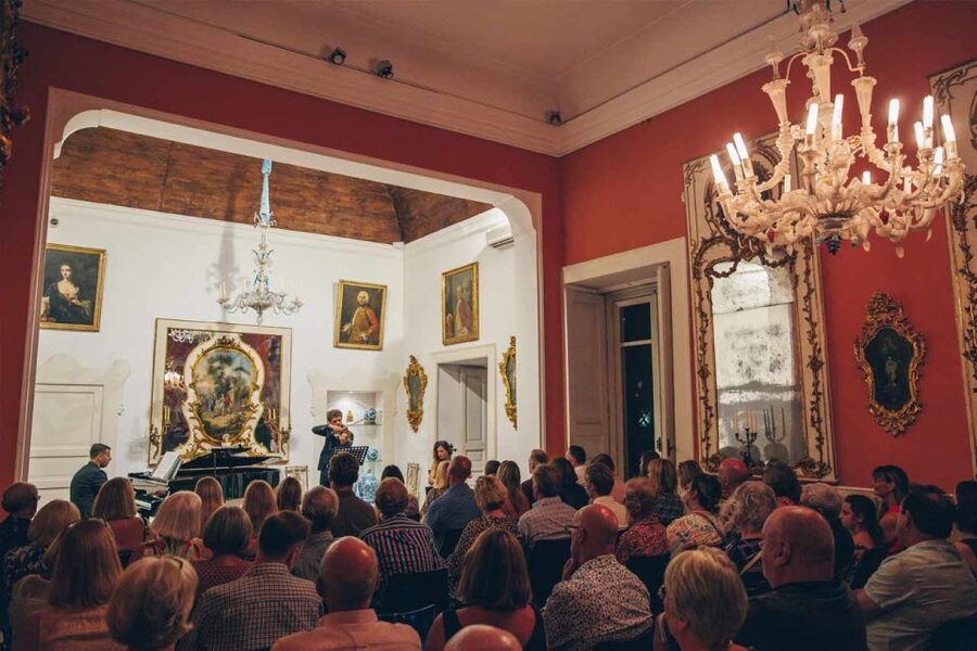 The Three Tenors in Sorrento: Opera Arias, Naples and Songs - Before the music: the Correale Museum