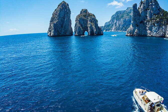 Tour Privato di Capri&Positano in Barca - Capri’s caves, from green light to white stone
