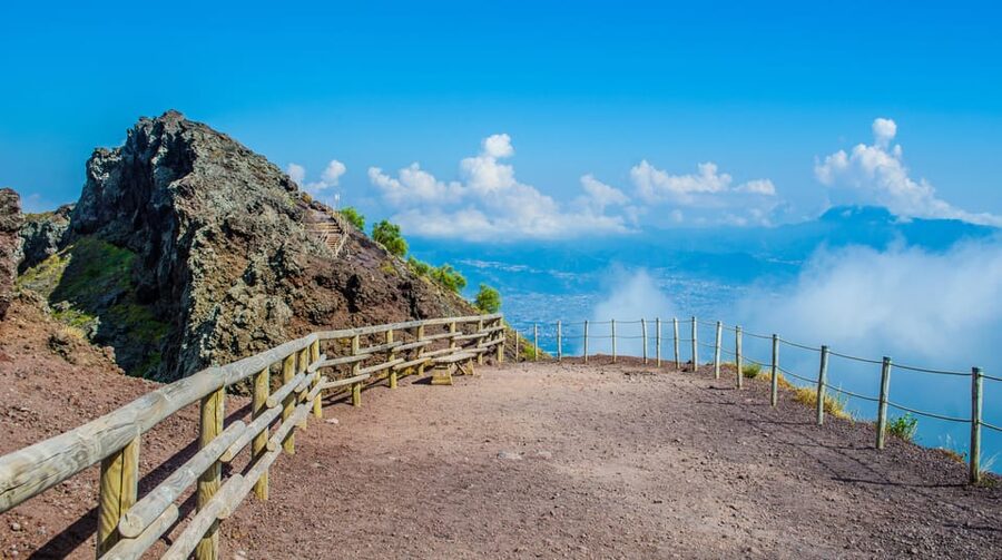 Vesuvio Skip The Line Ticket With Digital Audioguide - Looking into the crater and fumaroles