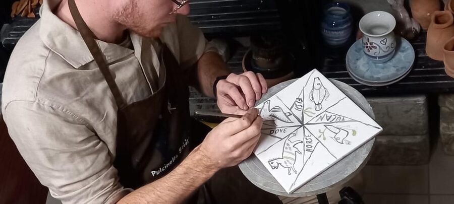 Vietri sul Mare: majolica decoration workshop - Elvira’s introduction to Vietrese majolica